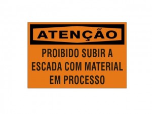 proibido_subir_a_escada_com_material_em_processo