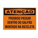 proibido_passar_dentro_do_galpao_montada_na_bicicleta